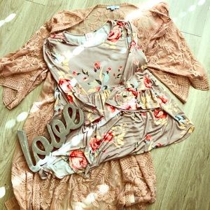 Taupe Floral Top 3/$20✅